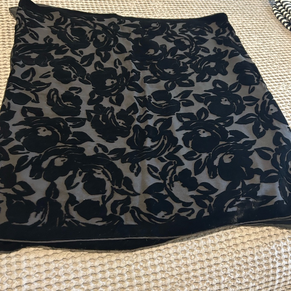 Black Floral Velvet Wrap for an Elegant Evening Dress - Picture 3 of 3
